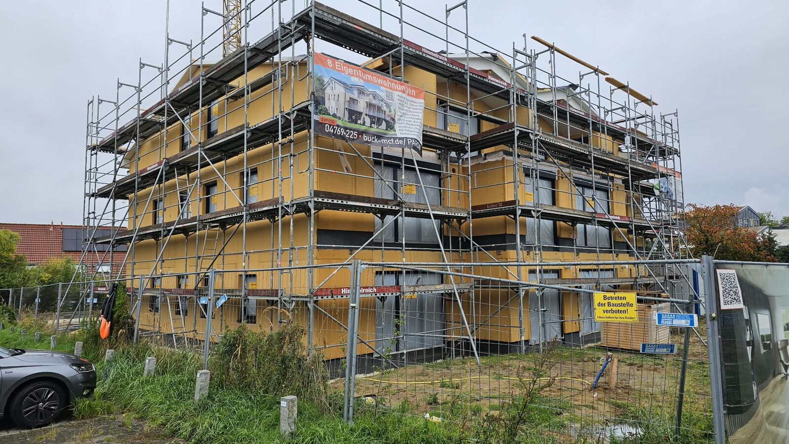 Seitenansicht des Hauses mit Gerüst