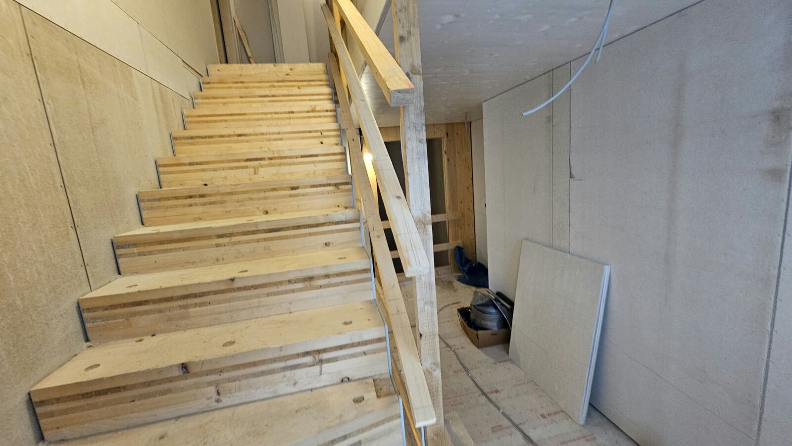 Holztreppe im Treppenhaus