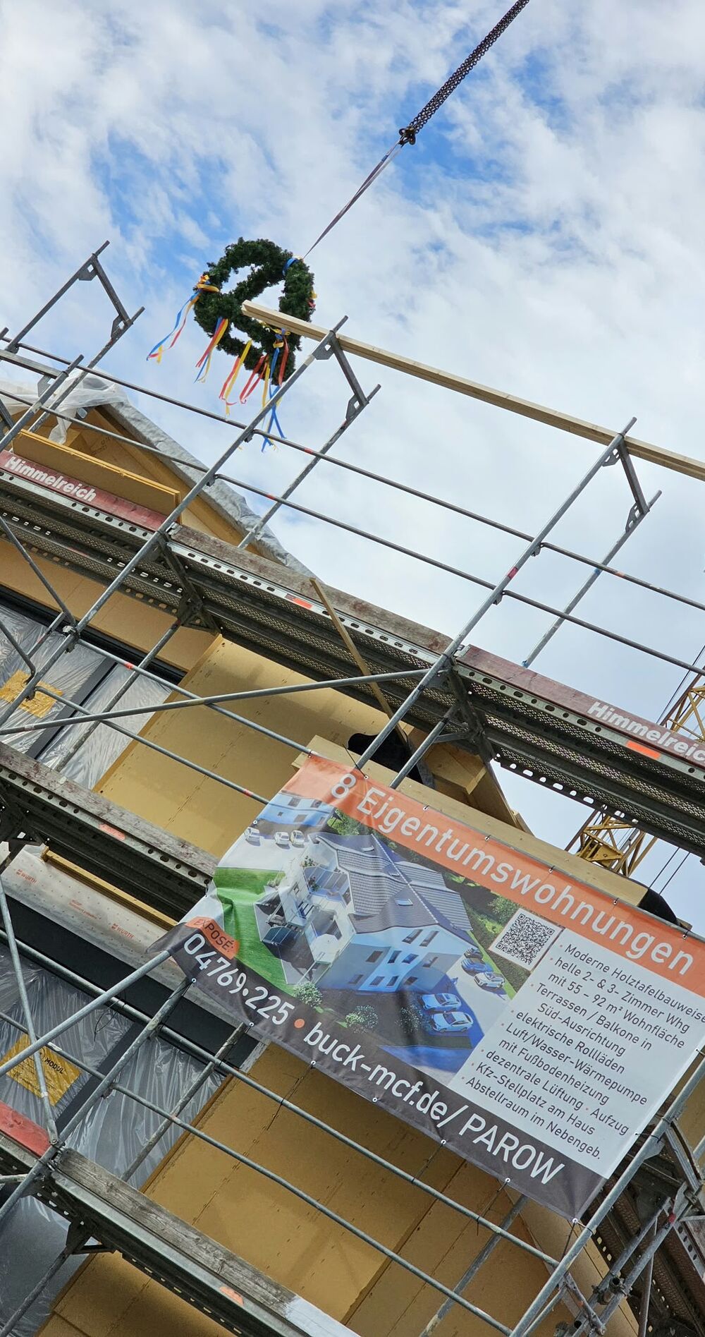 Richtkranz am Kran über dem Rohbau
