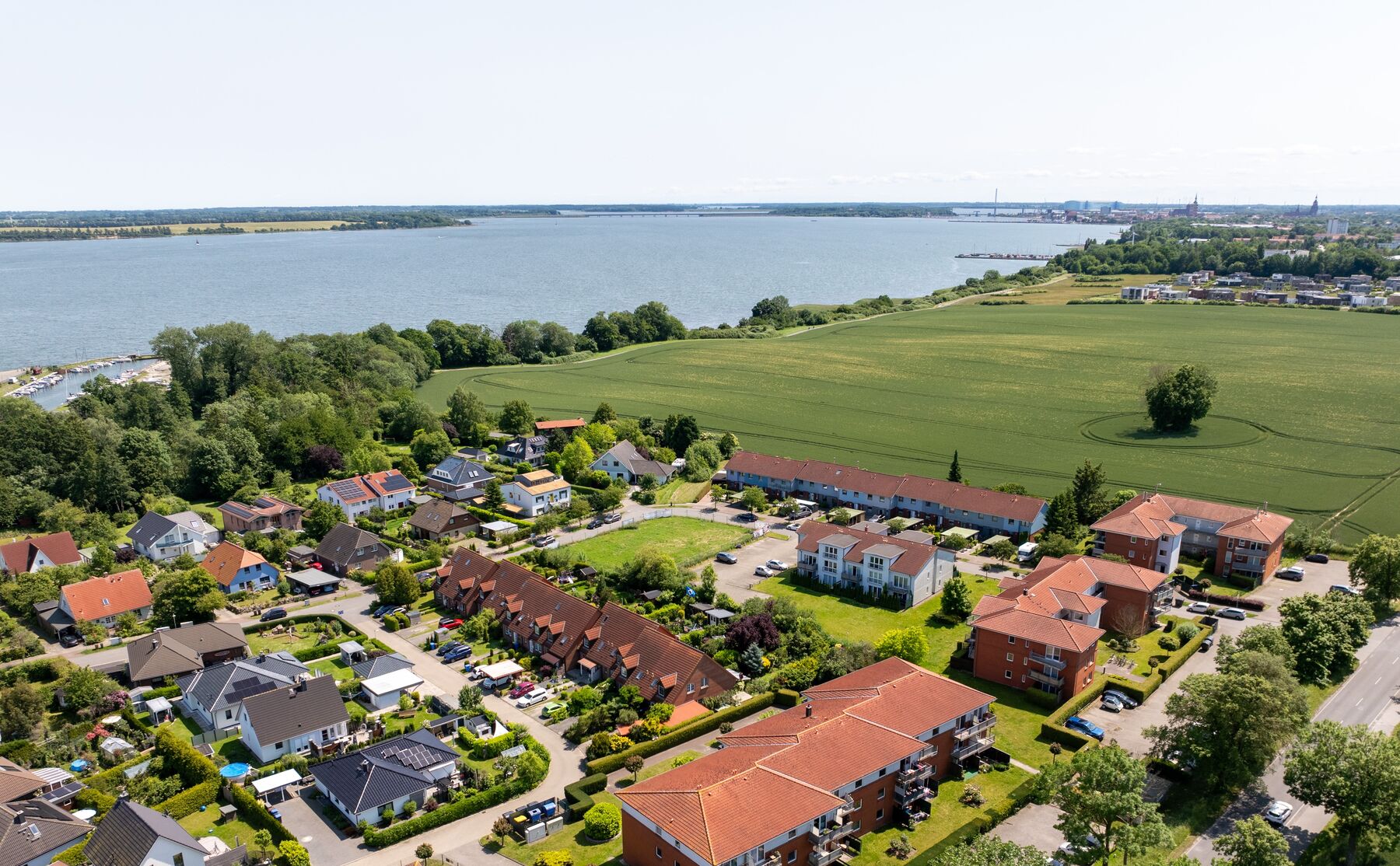 Drohnenfoto des Grundstücks mit Strelasund