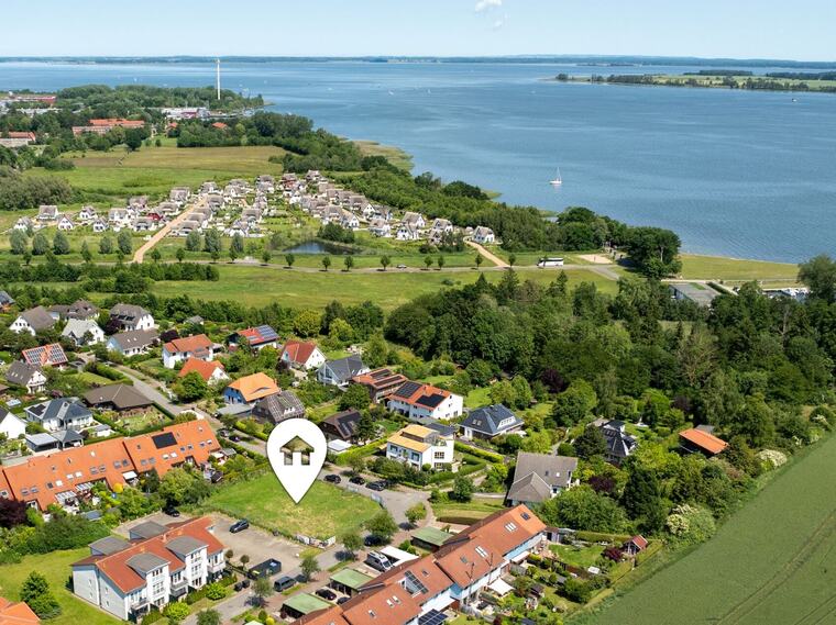 Luftbild von Parow mit Markierung des Grundstücks Straße am Sund 5 und dem Strelasund im Hintergrund